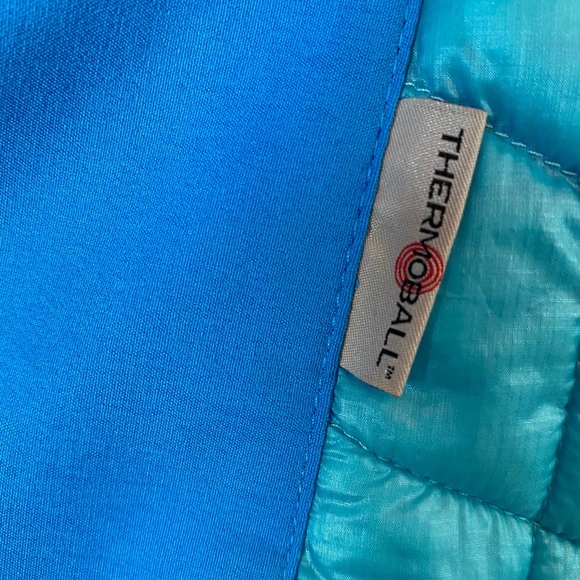 Northface Jacket and vneck shirt - Picture 8 of 9